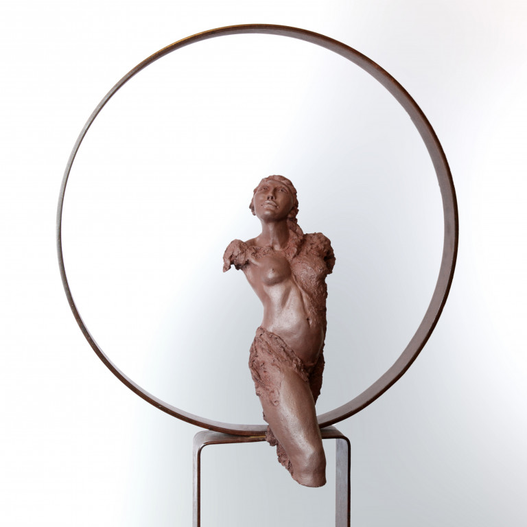 Sappho - sculpture en grès rouge par Nicole Besnainou (50X28X20 cm)