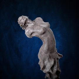 Eclatante 1 - sculpture grès noir par Nicole Besnainou (105x17x14 cm)